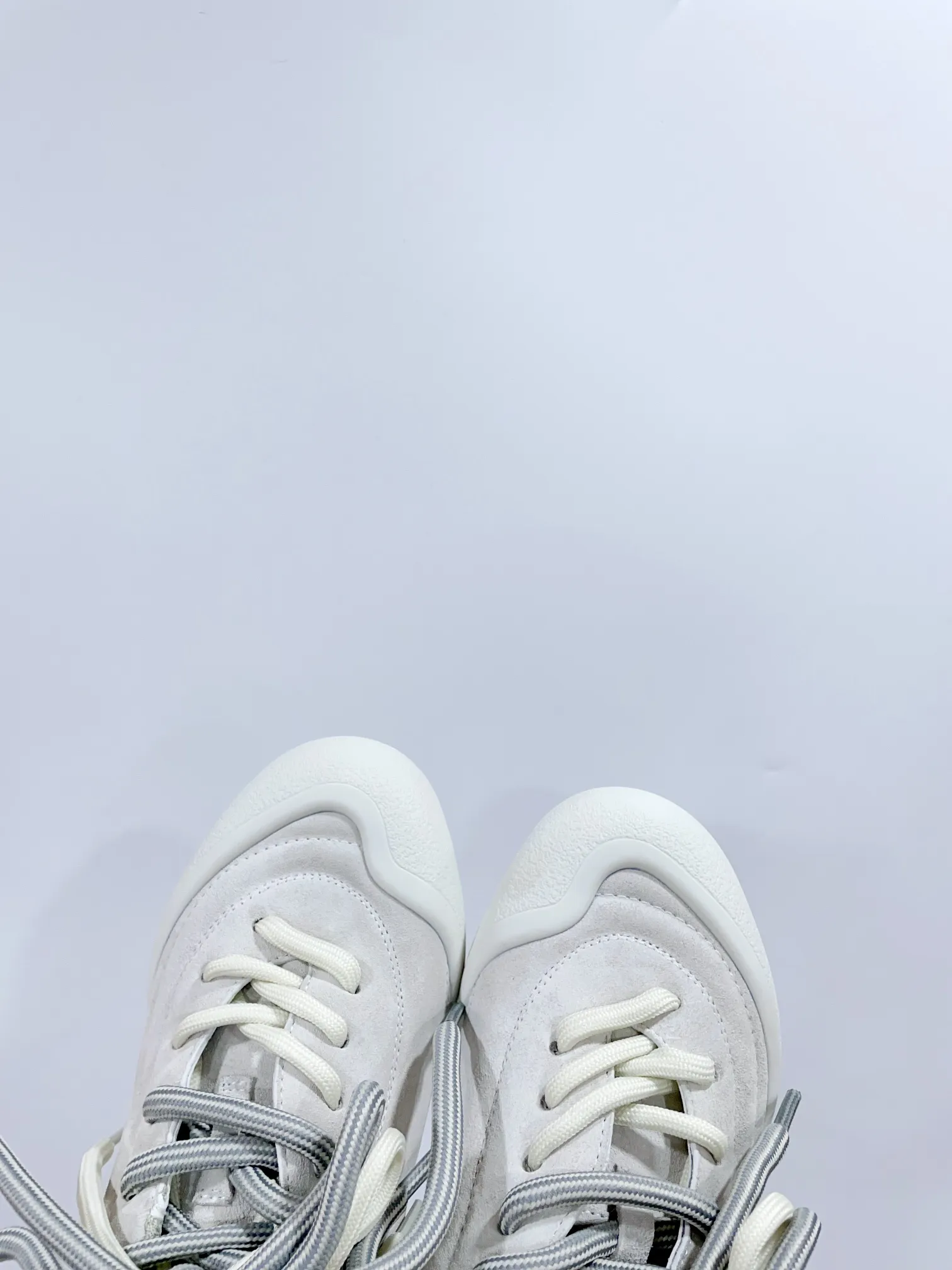 👟👟Ex-factory price 620👟👟 *✅MCQUEEN/Alexander McQueen 24/The latest Flexion series of autumn and winter retro casual sneakers. Original purchase, development and production. This Flexion Off white tone grain leather low-top sneaker uses laces of different sizes and is matched with a lightweight segmented sole inspired by anatomy. The reverse skull pattern is embossed on the heel. Fabric: Original custom imported first-layer cowhide. Lining: Custom imported breathable mesh lining. Sole: Original molded non-slip TPU material. Sole thickness: 2CM. 𝙎𝙞𝙯𝙚: 35-40 women / 39-45 men (customized for 40 women and 45 men) 𝙋𝙧𝙞𝙘𝙚(Men’s size +10) Extremely cost-effective factory price, no negotiation